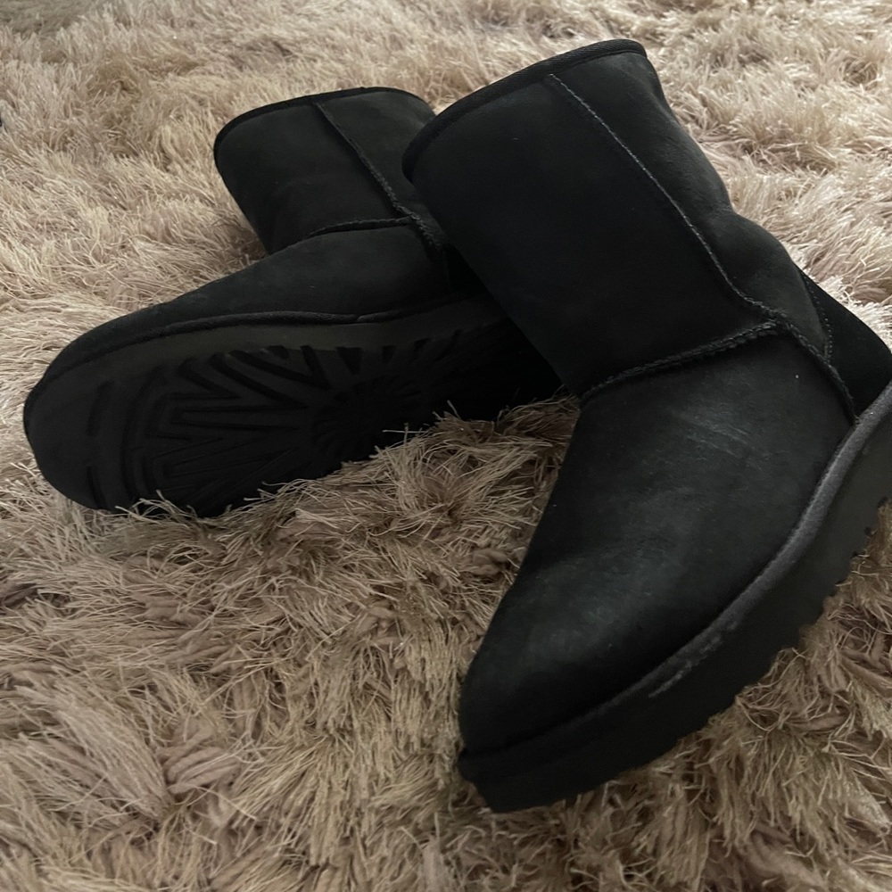 UGGS boots - Picture 3 of 3
